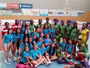 Las jugadoras nucieras junto a la selección de Cameún de Voleibol ayer en Almoradí