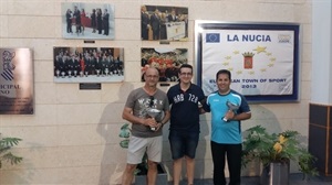 Ramón Casaubón (dcha) y Julio Marín, con sus trofeos del Masters junto a Pepe Cano, concejal de Participación Ciudadana