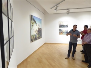 Iván Albalate explicando uno de sus cuadros