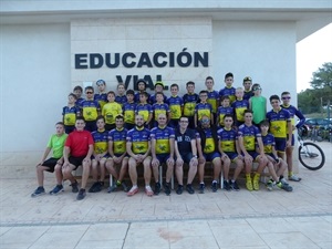 Ciclistas y monitores de la EscuelaMTB de La Nucía junto al presidente del CC La Nucía, Carmelo Andreu y el concejal Pepe Cano