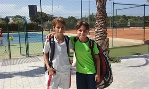 Los jugadores nucieros Iván Álvarez y Antonio Ivorra antes de su encuentro en el Torneo Nacional de Tenis en el Club Arena Alicante
