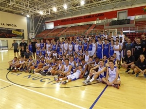 Campers y entrenadores del VII Campus VIDIMIRI junto a los jugadores ACB Sergi Vidal, Albert Miralles y Albert Ventura y el concejal de Deportes Sergio Villalba