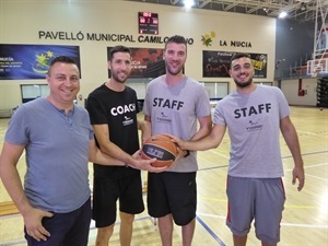 Los res jugadores ACB Albert Ventura, Sergi Vidal y Albert Miralles junto a Sergio Villalba, concejal de Deportes