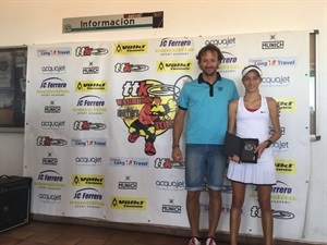 Lucía Llinares con su trofeo de subcampeona del TTK Warrior de Castellón de Tenis