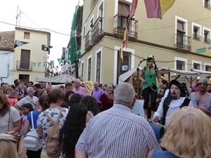 Cientos de personas abarrotaban las calles del Casco Antiguo el primer día del Mercado Medieval