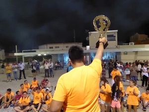 Vicente Quiles levantando el trofeo de campeón autonómico juvenil de Colombicultura 2016