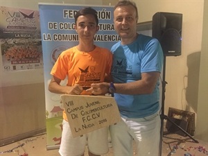 El nuciero Diego Pérez con su palomo "Ilusión" fue el ganador de la última suelta del Autonómico