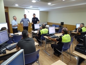 Serafín López, concejal de Seguridad Ciudadana, visitando una de las sesiones de formación de los agentes