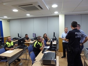 Los cursos de formación de los agentes se desarrollan en la sala de informática del Centre Juvenil de La Nucía
