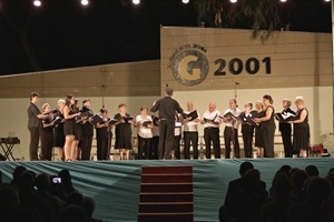 La coral de la Unió Musical de La Nucía durante su actuación en Guardamar al aire libre