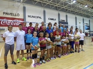 Monitores y alumnas del VIII Campus de Voley de Verano de La Nucía junto a Sergio Villalba, concejal de Deportes