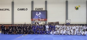 Alumnos y maestros del VI Summer Camp Internacional  de Brazilian Jiu Jitsu junto a Sergio Villalba, concejal de Deportes