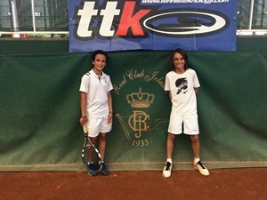 El tenista nuciero Luka Van Geel (dcha) junto a Pedro Cavada de Santander en el torneo TTK de Bilbao