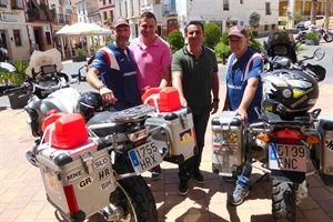 Los dos pilotos, Jaume Barrachina  y Hans Schneegluth, junto a Bernabé Cano, alcalde de La Nucía y Sergio Villalba, en la presetnación de la "Ruta de la Seda"