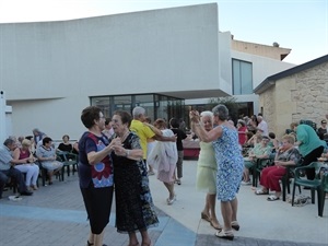 Los mayores disfrutaron de baile al aire libre