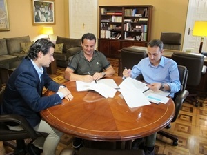 César Sánchez, pte. Diputación de Alicante y Bernabé Cano, alcalde de La Nucía en la firma del convenio junto a Eduardo Dolón, diputado de Turismo