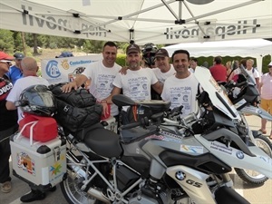 Los dos moteros junto a Bernabé Cano, alcalde de La Nucía y Sergio Villalba, concejal de Deportes antes de salir hacia China en moto