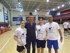 La jugadora olímpica italiana Jeanine Cicognini y la nº2 española Beatriz Corrales junto a Arturo Ruiz, director Campus y Sergio Villalba, concejal de Deportes.
