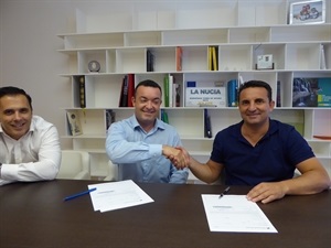 Raúl Llobell, director de la Oficina de Caixabank en La Nucía y Bernabé Cano, alcalde de La Nucía firmaron el convenio