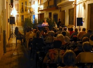 El “Encontre de Poesia al Carrer" se desarrolla en el carrer Major de La Nucia