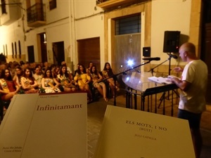 El poeta Juli Capilla durante su intervención en el XVII Encontre de Poesia al Carrer