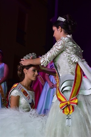 El año pasado Olga Fernández Jumilla, reina 2016, fue coronada por Ángela Cano, reina de 2015