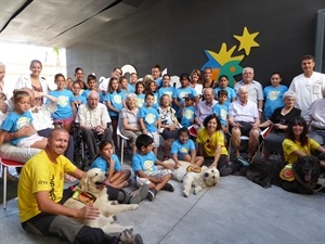 Usuarios del Centro de Día, jóvenes solidarios junto a los perros- voluntarios de USAR 13