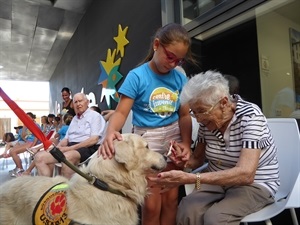 Jóvenes y mayores participaron de forma conjunta en la actividad de "Canino Terapia"