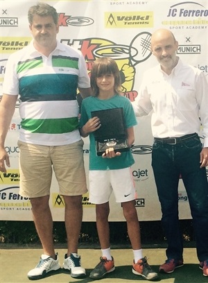 El nuciero Luka Van Geel con su trofeo de campeón en Gijón