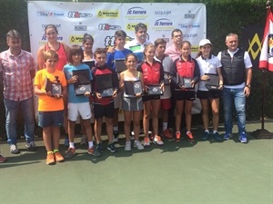 Luka Van Geel, segundo por la izquierda, con los ganadores de todas las categorías del Torneo Nacional de Tenis TTK de Gijón