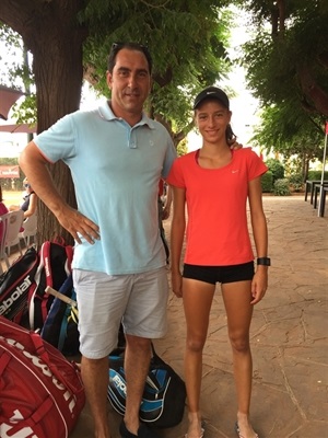 Lucía Llinares junto al ex tenista Albert Costa,
