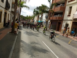 El público animó a los ciclistas a su paso por La Nucía