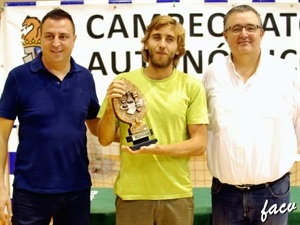 El campeón Jaime Valmaña junto a Luis Barona, FACV y Sergio Villalba, concejal de Deportes.