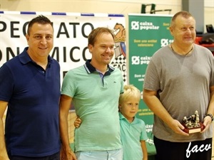 Los jugadores locales Marina Varga, Vidar Bjornas y Vidar Bjornas jr. junto a Sergio Villalba, concejal de Deportes