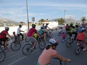 Por unas horas ayer las calles de La Nucía se llenaron de bicis y se vaciaron de coches