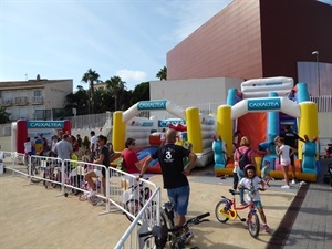 Castillos Hinchables de Caixaltea para los más pequeños animaron el V Día de la Bici