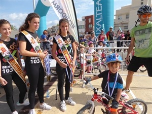 La reina Olga Ferández y sus damas pusieron las medallas a los participantes en la Gincana Ciclista
