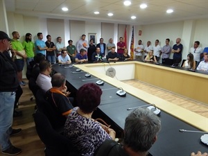Juan A. Montiel, pte. AECNU y empresario y Bernabé Cano, alcalde de La Nucía durante su intervención junto al resto de empresarios
