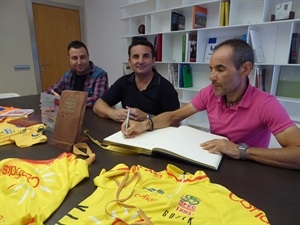Jaume Pérez firmando en el libro de honor del Ayuntamiento de La Nucía por sus logros deportivos