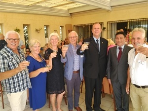 La Junta directiva de la NVCB junto a Bart Gommans, concejal de Residentes Extranjeros, en el nuevo local de la Asociación en La Nucía