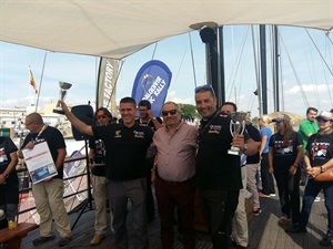 Jacinto Llorens y Javier Fracés del Pekecars Team recibiendo su trofeo de subcampeón del  I Guadalquivir Classic Rally