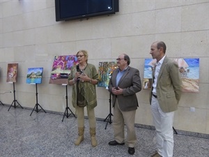 Isabel Marquina, directora de la Escuela de Arte, durante la inauguración de la exposición