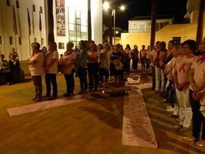 Hombres y mujeres de todas las edades han participado en el acto en la plaça de l'Almàssera