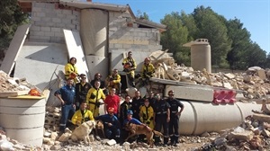 Todos los equipos de perros de rescate que participaron junto a Pepe Cano, concejal de Participación Ciudadana