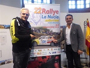 El piloto Santiago Cañizares y Bernabé Cano, alcalde de La Nucía, junto al cartel del Rallye