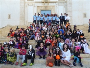 Todos los niños disfrazados de la XI Fiesta Infantil de Halloween en la escalinata junto als Majorals 2017 y las autoridades locales