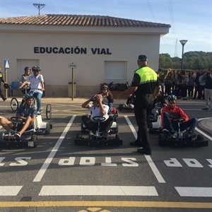La policía local de La Nucía impartiendo sus clase de Educación Vial a los alumnos de 4º ESO de Benissa