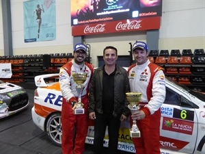 Alberto Monarri y Rodrigo San Juan, ganadore del Rallye La Nucía junto a Bernabé Cano, alcalde de La Nucía