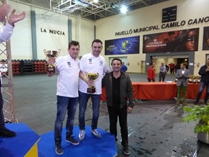 Los pilotos locales Rafael Fracés y Ricardo Fracés junto a Bernabé Cano, alcalde de La Nucía