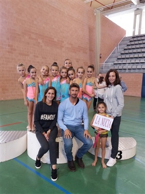 Los dos conjuntos nucieros y sus entrenadoras junto al ex tenista Juan Carlos Ferrero, en Villena